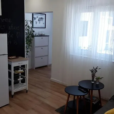 Lili In Pet Friendly, Free Parking דירה