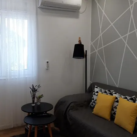 Lili In Pet Friendly, Free Parking Apartment