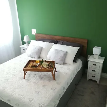 Lili In Pet Friendly, Free Parking Apartment